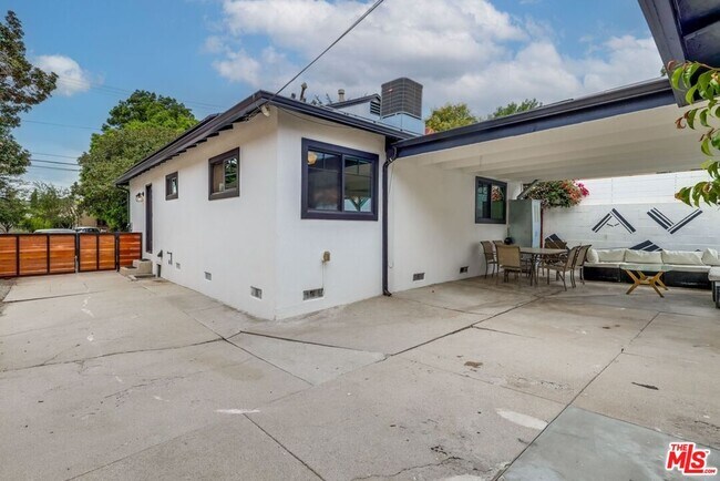 Building Photo - 3725 Edenhurst Ave
