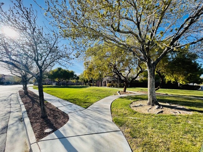 Building Photo - Coming Soon: 3 Bd, 3 Bth, Entertainer's Ki...
