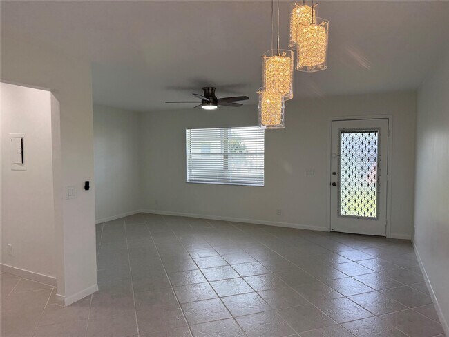 Building Photo - 768 Normandy Ln