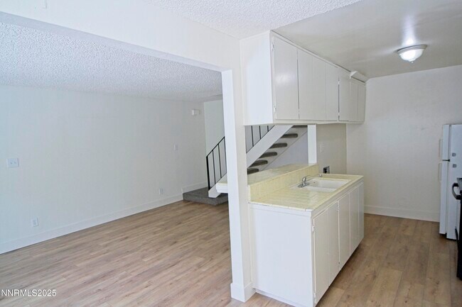 Building Photo - 664 Oakwood Dr