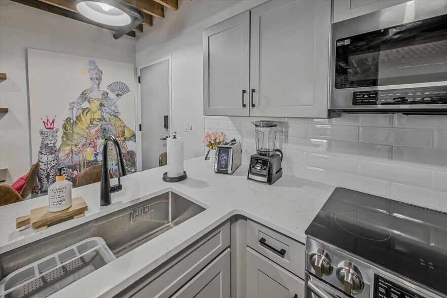 Building Photo - 610 21st Ave N