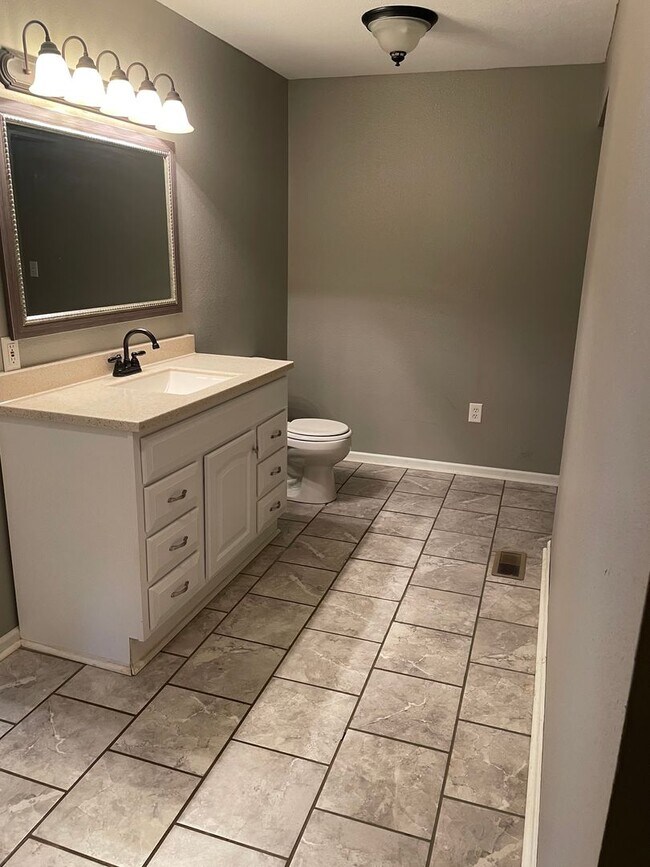 Building Photo - 4 bed 2.5 bath