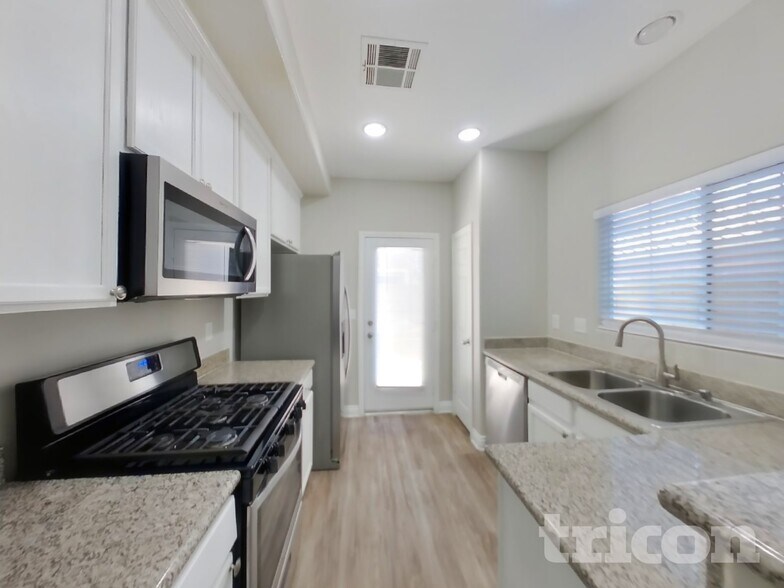 Building Photo - 9827 W Spinnaker Creek Ave