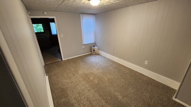 Building Photo - 3 bedroom 1 bathroom