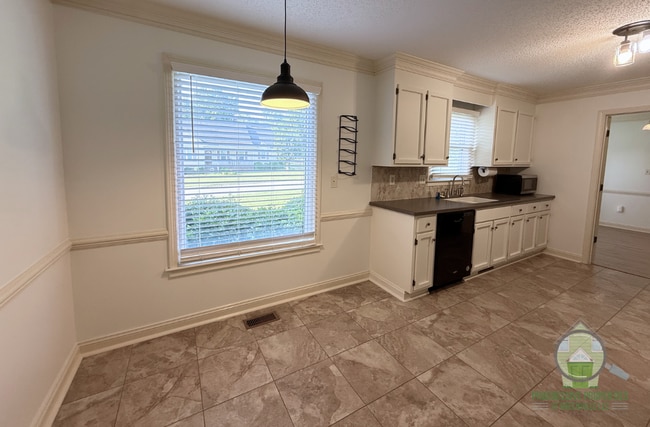 Building Photo - 2071 Howlong Ave