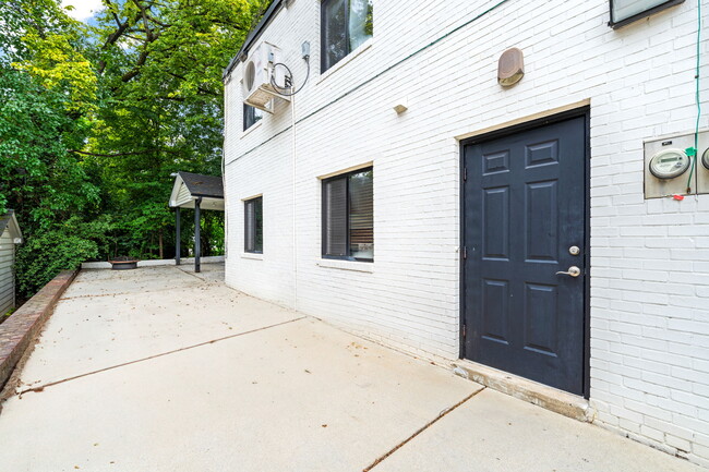 Building Photo - 705 W North St