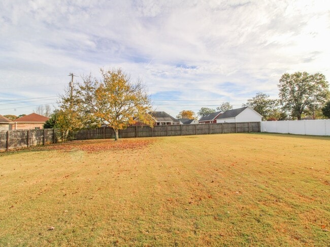 Building Photo - Spacious home!