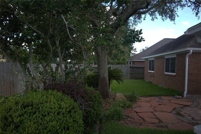 Building Photo - 1839 Lakewinds Dr