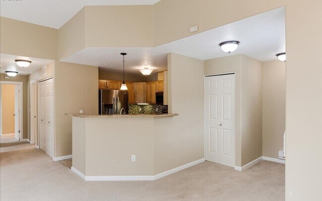 Building Photo - Bright 2BR / 2BA End-Unit Tanasbourne Condo w/ High Ceilings, Gas Fireplace, Private Balcony + At...