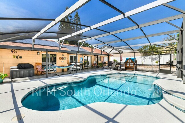 Building Photo - 4 Bedroom, 2 bathroom, 2 car garage, pool, backyard, close to Universal Studios and International...