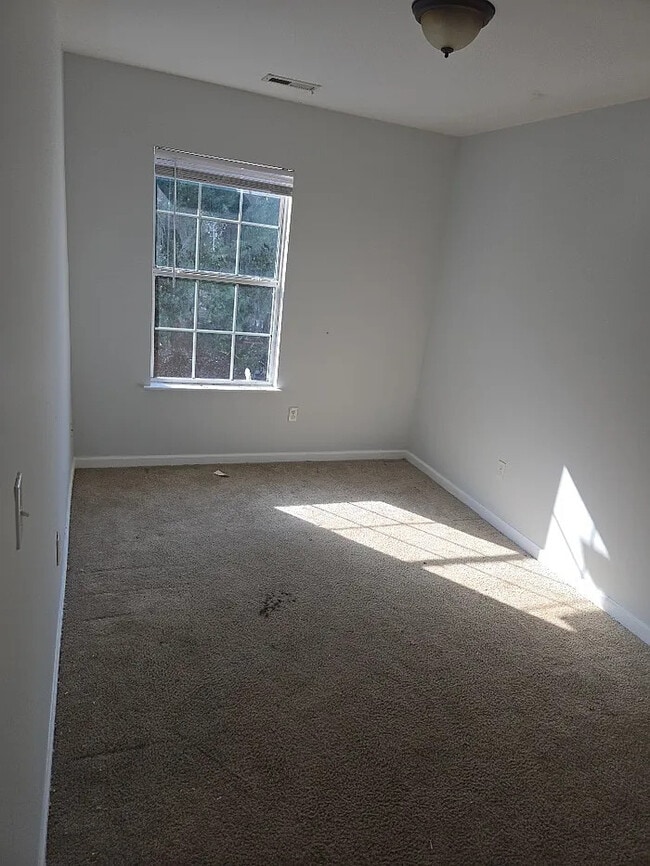 Building Photo - 3 Bedroom 2.5 Bathroom