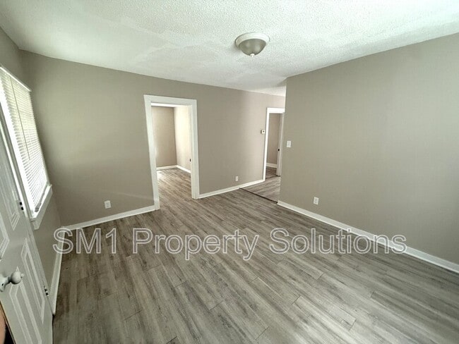 Building Photo - 915 Willow Rd