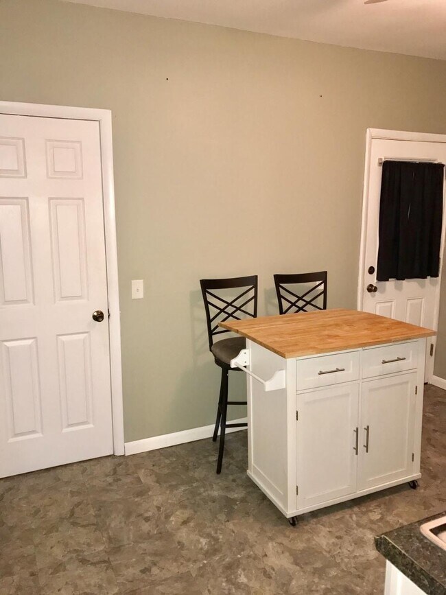 Building Photo - 10 Parkview Ct