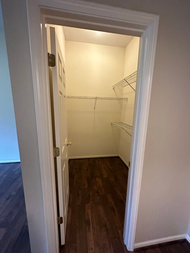 Building Photo - 4934 Claredon Pl