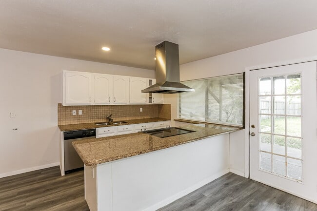 Building Photo - 507 Button Dr