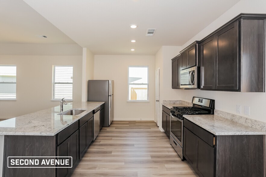 Building Photo - 1413 Sunkiss Dr