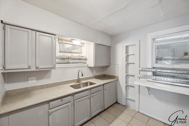 Building Photo - $1150 3 bedrooms