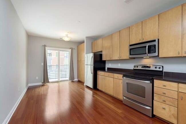 Building Photo - 2 Bed 2 Bath Lockerbie Townhome Steps From...