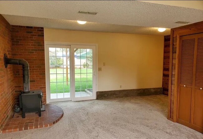 Building Photo - 3 bedroom 2 bathroom split level home with...