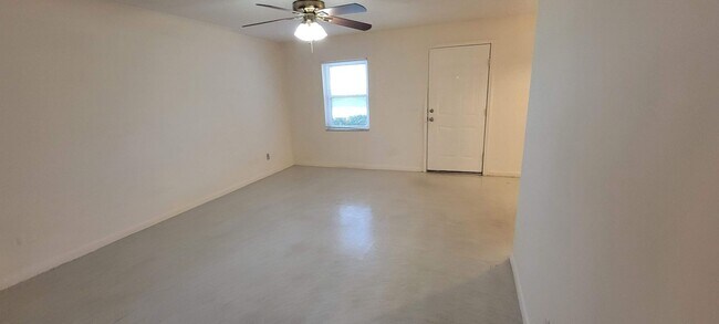 Building Photo - Williams St Triplex