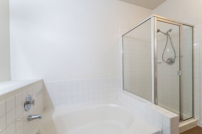 Building Photo - 2 bedroom remodeled condo in the Henderson...