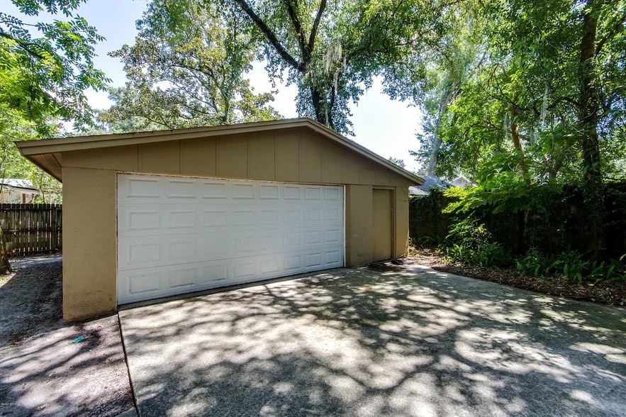 Building Photo - 3884 Valencia Rd