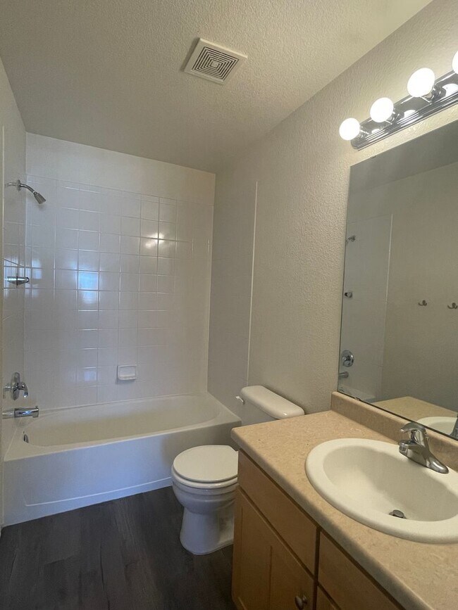 Building Photo - Beautiful 3 Bed/4 Bath Townhome in Longmon...