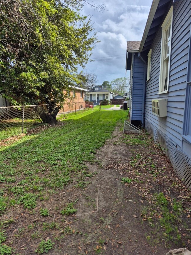Building Photo - 2737 Wisteria St