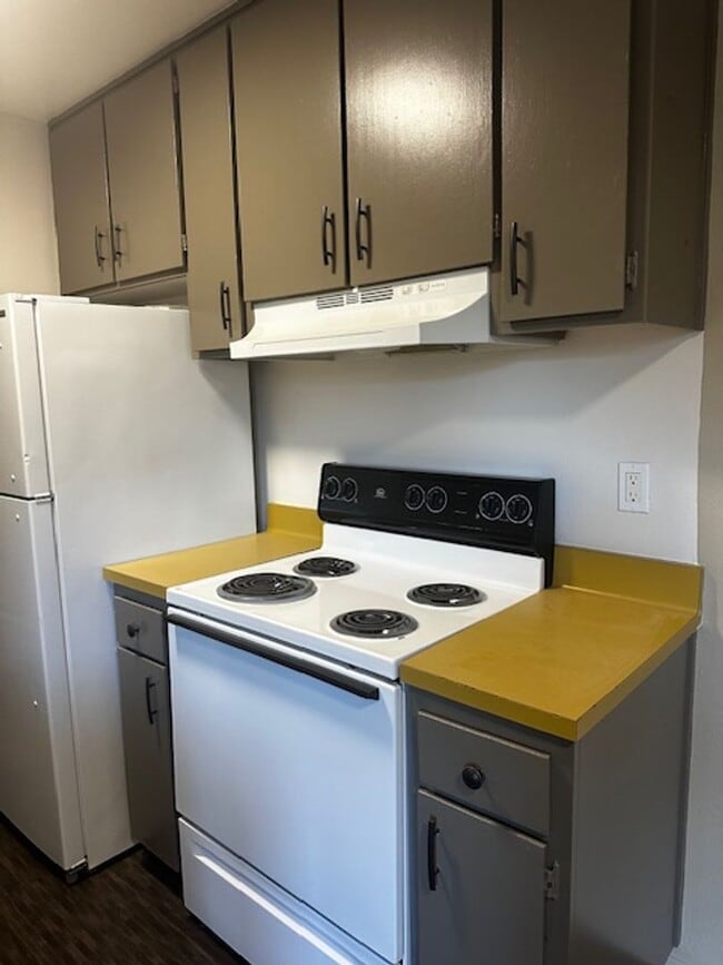 Building Photo - 2 bedroom & 1 bath condo in a parklike set...