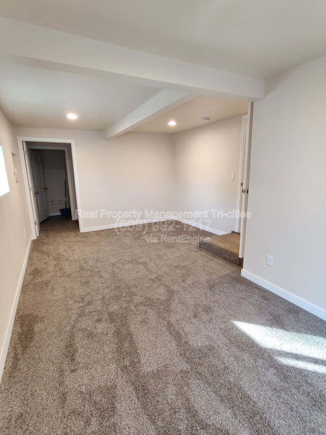 Building Photo - 44102 Dimmick Rd