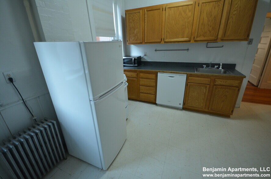 Building Photo - 1595 Beacon St