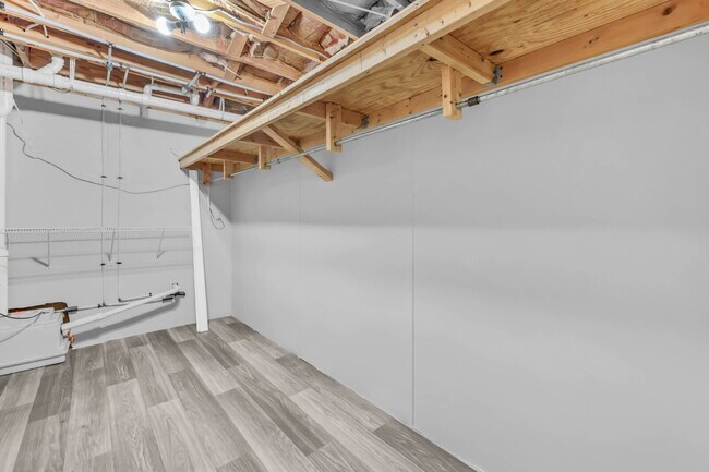 Building Photo - Wonderful 3 bed 2 bath with a modern interior