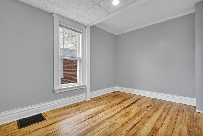 Building Photo - 405 E Hodge Ave