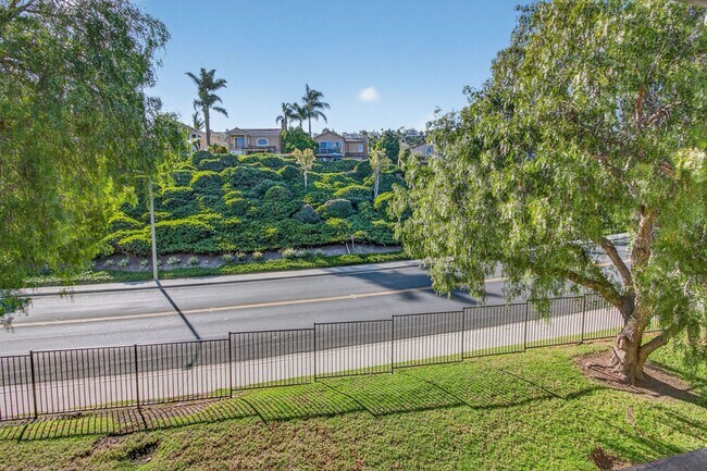 Building Photo - Elegantly Furnished Coastal Condo with Mountain Views