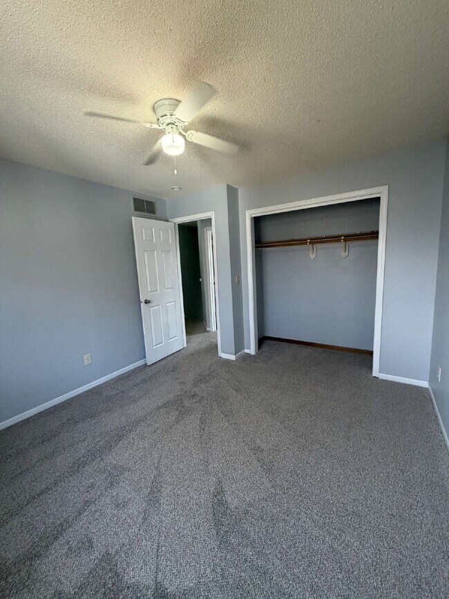 Building Photo - Newly renovated 2-bedroom 1.5 bath townhouse Near Merle Hay Mall!