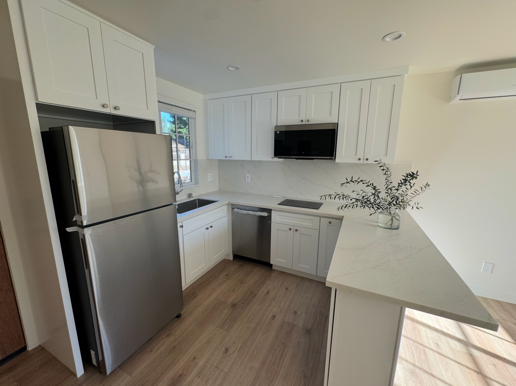 Full-size kitchen with dishwasher and microwave - 230 W Cedar Ave