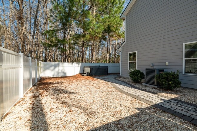 Building Photo - Relaxed Summerville Living Starts Here!