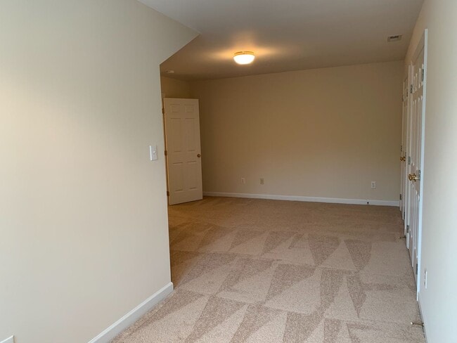 Building Photo - Large 3 Bed | 2.5 Bath Townhouse With Firs...