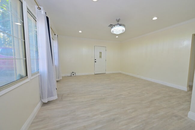 Building Photo - 326 E Olive Ave