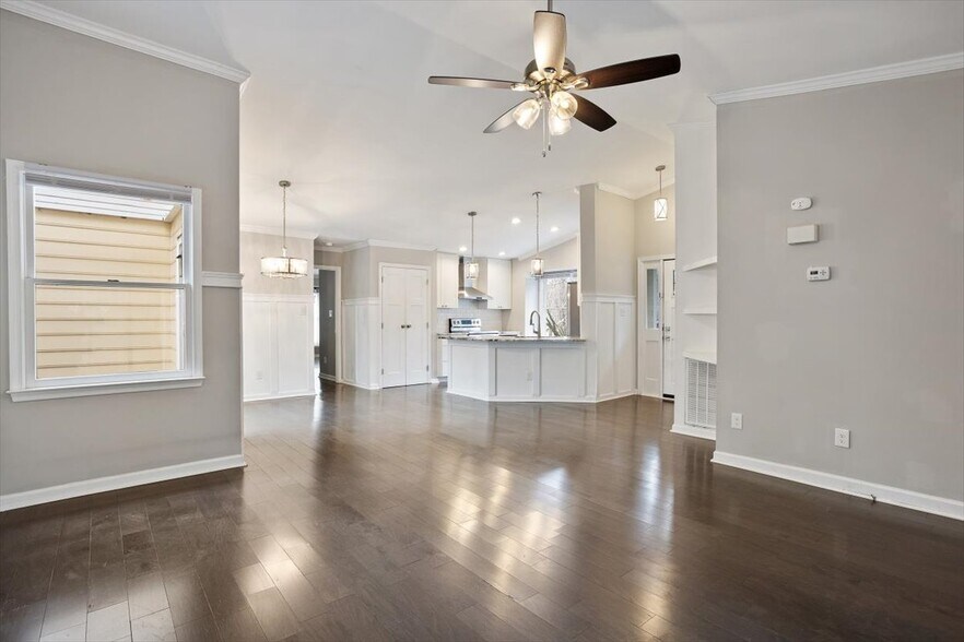 Building Photo - 2400 Calvert Dr