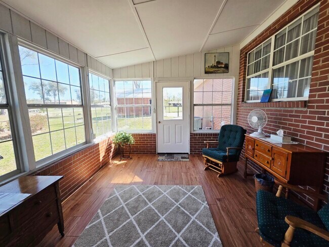 Building Photo - 102 S Claire Dr