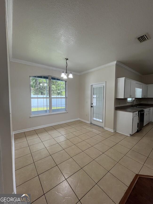 Building Photo - 204 Royal Palms Ave