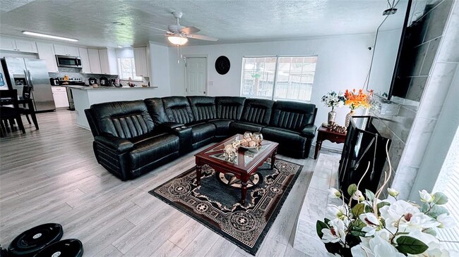 Building Photo - 10319 Oak Limb Dr