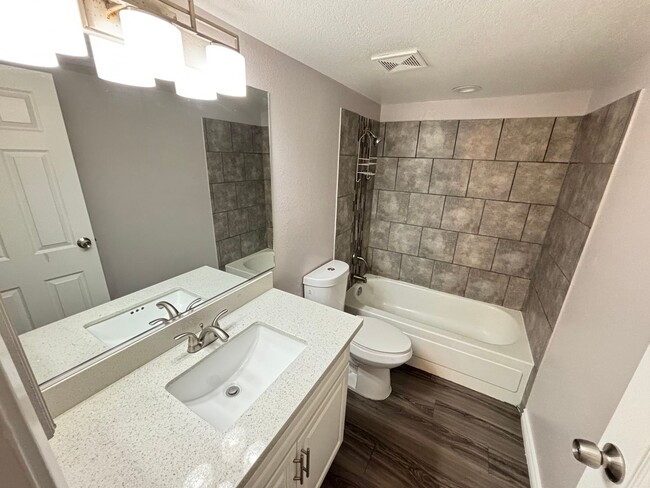 Building Photo - Gorgeous 2Bed/2Bath Condo located just out...