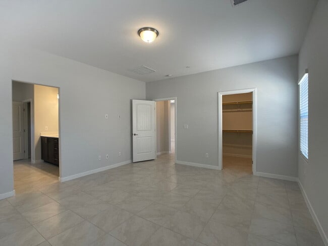 Building Photo - 4 BED 2 BATH 2 CAR GARAGE SINGLE STORY SINGLE FAMILY HOME w/ PAVED BACKYARD IN CADENCE COMMUNITY,...