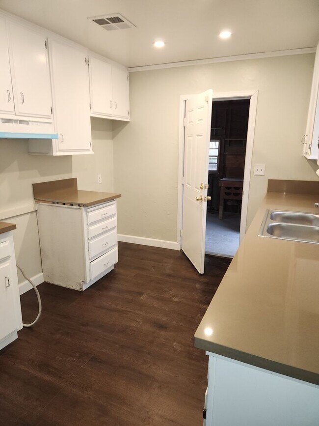 Building Photo - East Bakersfield Home - Newly Remodeled!