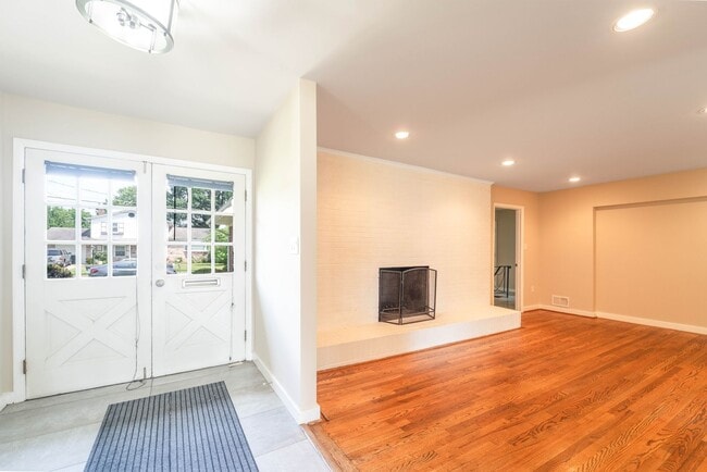 Building Photo - 5 BD 3 BA Oxon Hill, MD home is ideal for ...