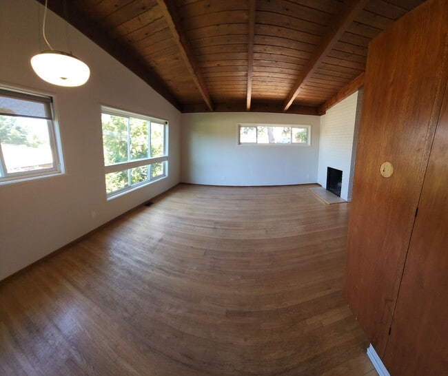 Building Photo - Large 5 Bedroom Home close to Poly Campus!!