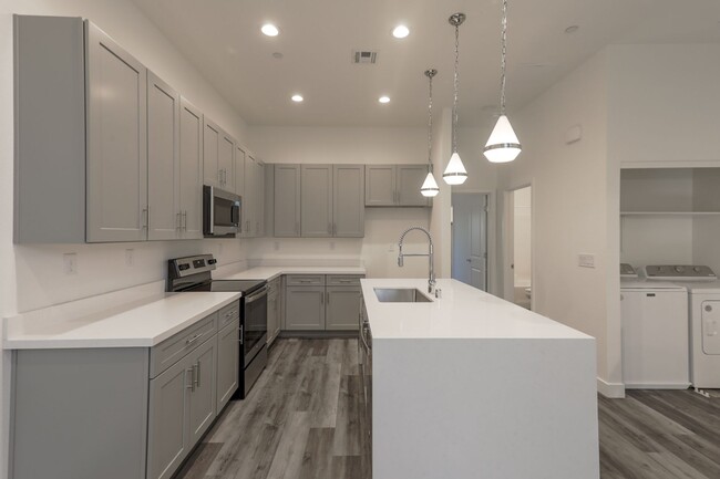 Building Photo - 3 Bed, 3 Bath Summerlin Townhome With 2 Ca...