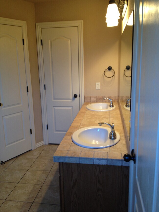 Building Photo - 3876 W Mahogany Dr